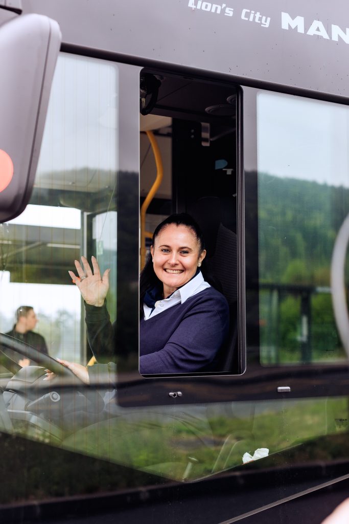 Sodelavka Ljubljanskega potniškega prometa med opravljanjem službene vožnje. ChatGPT se lahko zmoti. Preverite pomembne informacije.